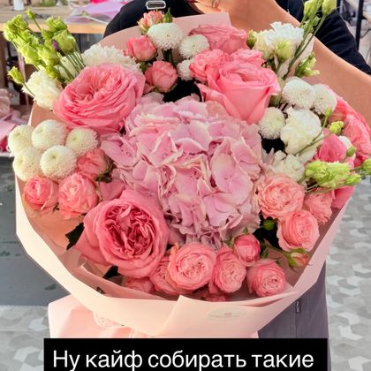 76 Сборный букет с гортензией розовой
