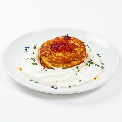 Драники с красной икрой и сметаной