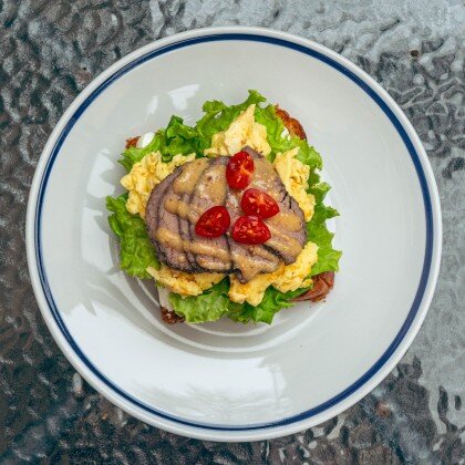 Скрэмбл тост с ростбифом