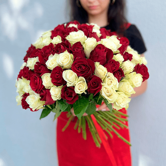 101 кр/бел роз 50 см с лентой