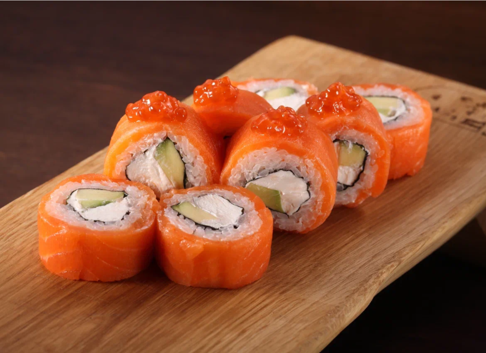 Филадельфия с авокадо и икрой лосося