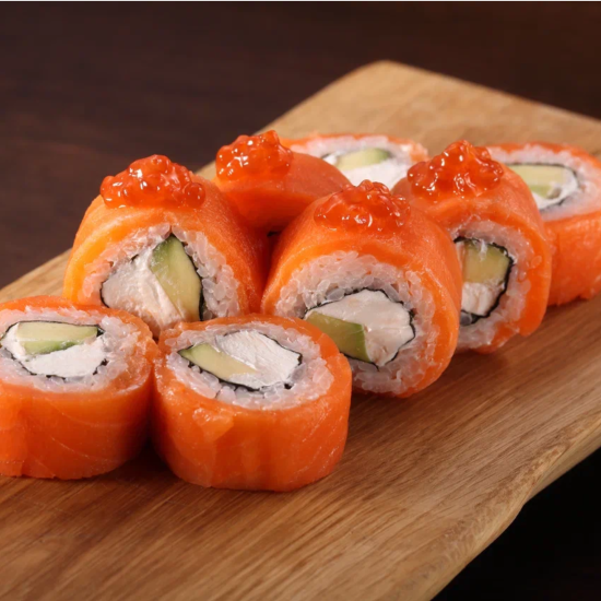 Филадельфия с авокадо и икрой лосося