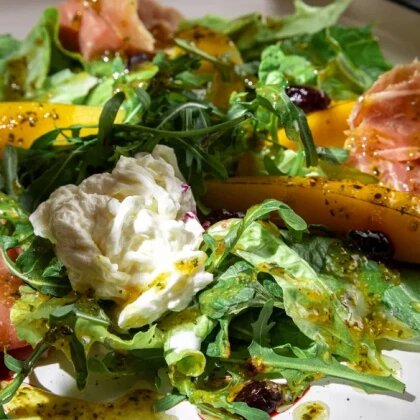 Салат с пармой, манго и страчателлой