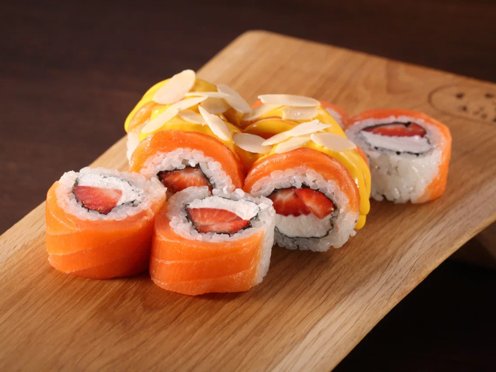 Ролл с лососем, клубникой и соусом манго