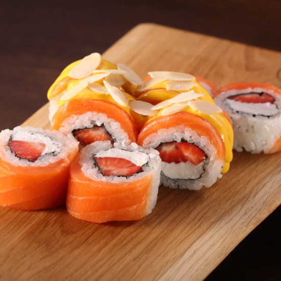 Ролл с лососем, клубникой и соусом манго