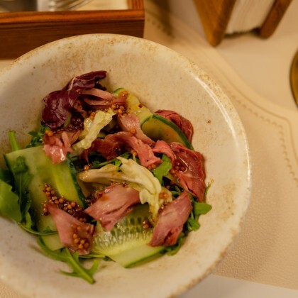 Зеленый салат с ростбифом и фисташковой крошкой