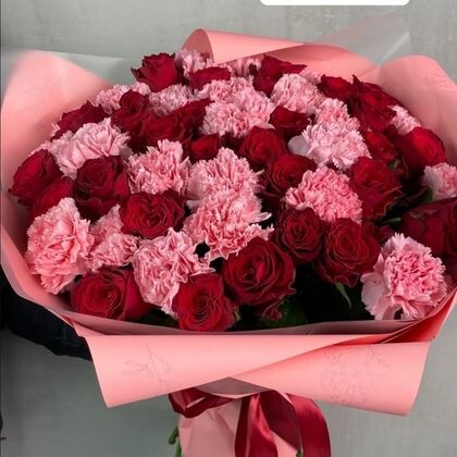 Букет из 51 розы Кения + розовые диантусы