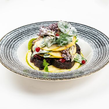 Кровянка с картофельным пюре, салатом с зеленым яблоком, вишневым вареньем