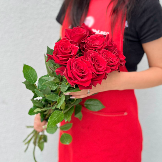 9 красных роз 60 см с лентой (э)