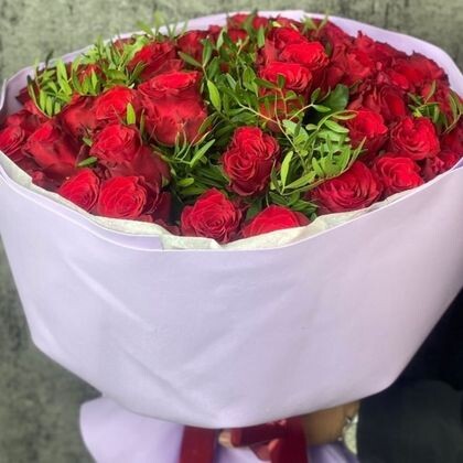 51 роза Кения с зеленью в фоамиране