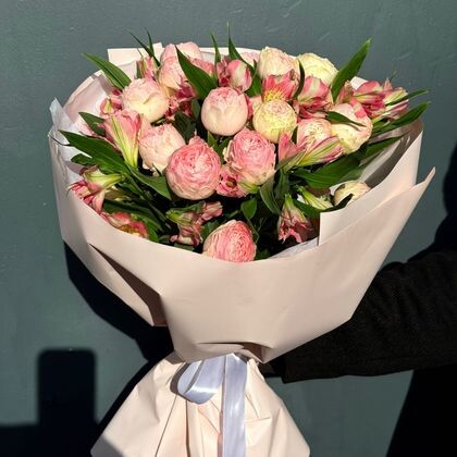 5 кустовых пионовидных роз Мэнсфилд Парк + 6 розовых альстромерий с оформлением