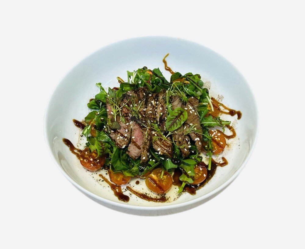 Стейк-салат с рукколой и томатами