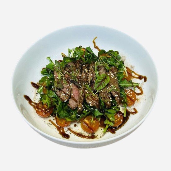 Стейк-салат с рукколой и томатами