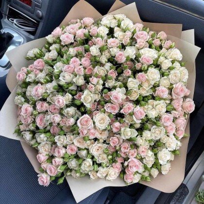 Букет из 81 кустовой розы