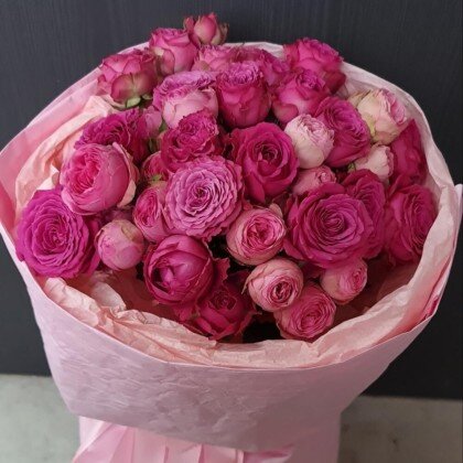 Букет малиновых пионовидных роз