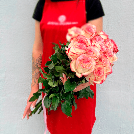 15 бело-розовых роз 60 см с лентой (э)