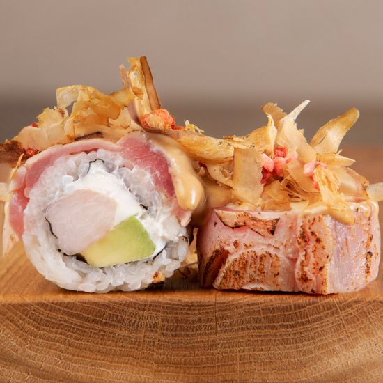 Ролл с тунцом татаки и трюфельно-устричным соусом