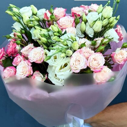 Букет из кустовых роз рефлекс с белой эустомой