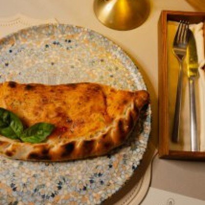 Пицца кольцоне с ветчиной и томатами