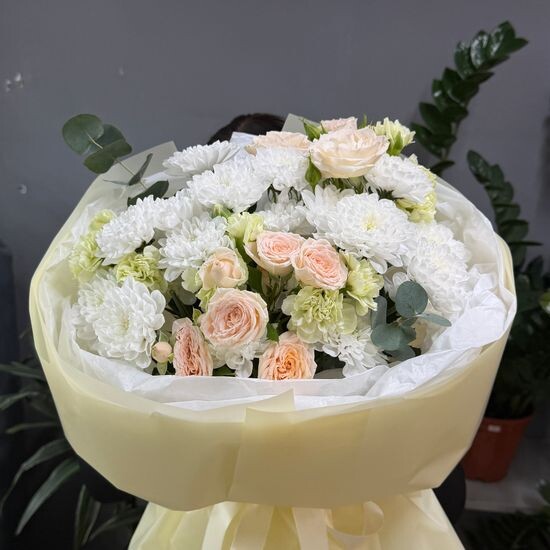 Нежный букет с хризантемой и кустовой розой