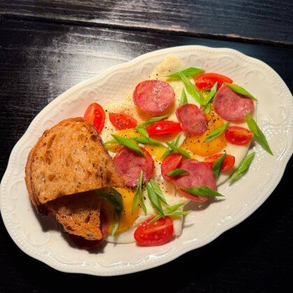 Глазунья с томатом и салями