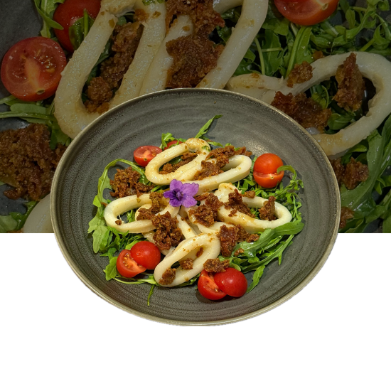 Кальмар с рукколой и тапенадом из вяленых томатов