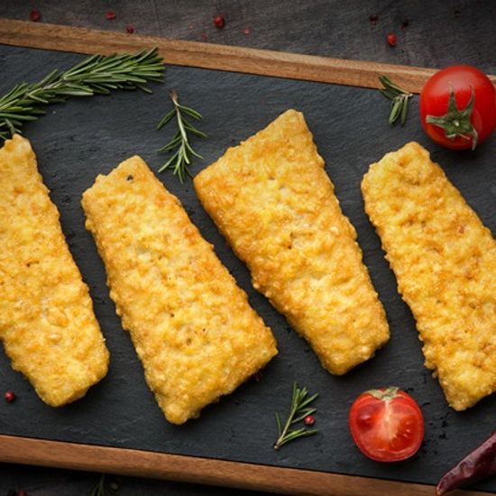 Треугольники из лосося в панировке