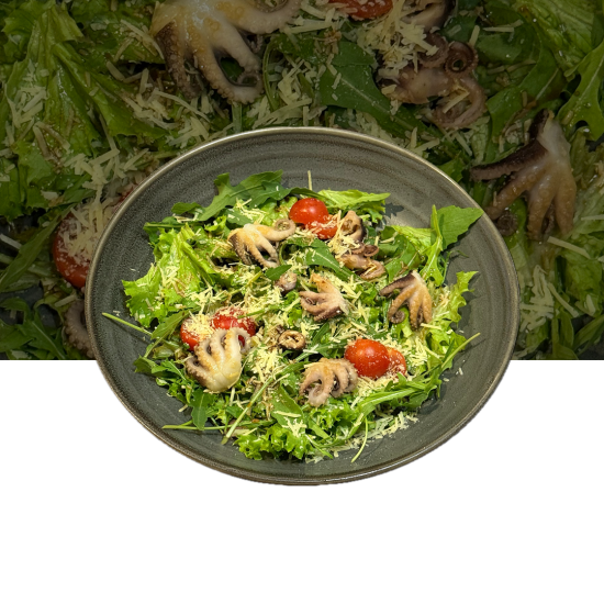 Салат с беби осминогами и соусом понзу