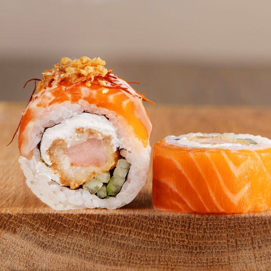 Ролл с лососем, креветкой темпура и имбирным соусом
