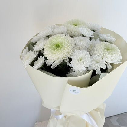 Букет из 3 хризантем магнум + 4 Алтай в бежевом оформлении