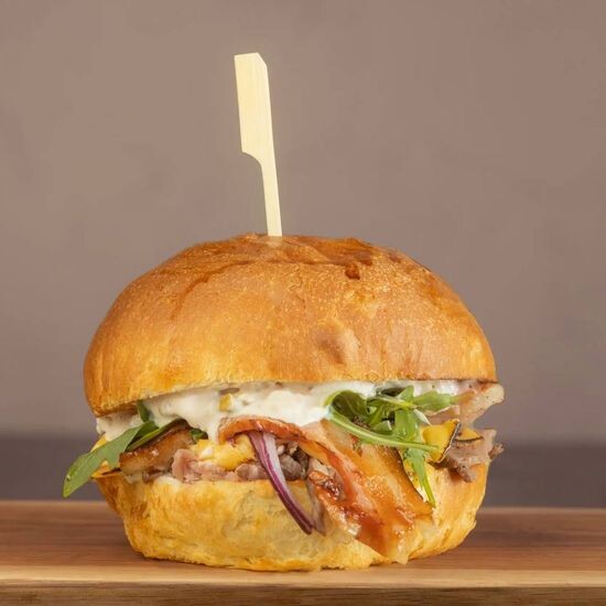 Бургер с ростбифом и соусом пастрами