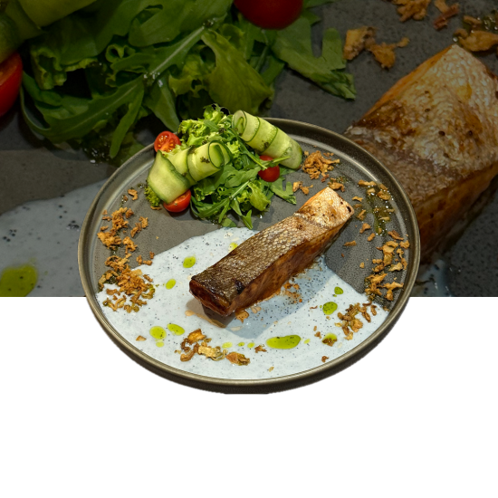 Филе лосося в соусе терияки с икорным соусом