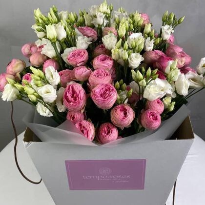 Коробка с аква боксом из кустовых пионовидных Жизель с белой эустомой