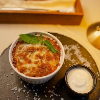 Картофельная бабка с беконом и копченой сметаной