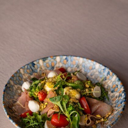 Салат с прошутто, моцареллой и фисташковой крошкой