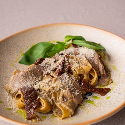 Фетучини с ростбифом и соусом из белых грибов