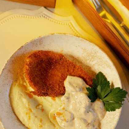 Куриный шницель с картофельным пюре и сливочно-грибным соусом