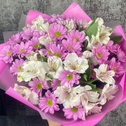 Букет с розовой ромашковой хризантемой и белой альстромерией