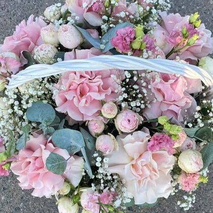 Корзина с французскими и кустовыми пионовидными Мэнсфилд Парк