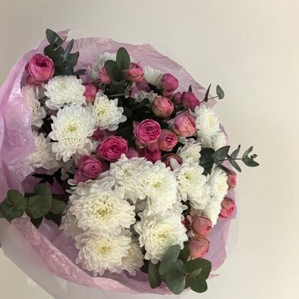 Букет 88 с хризантемой Алтай, кустовой Жизель и эвкалиптом