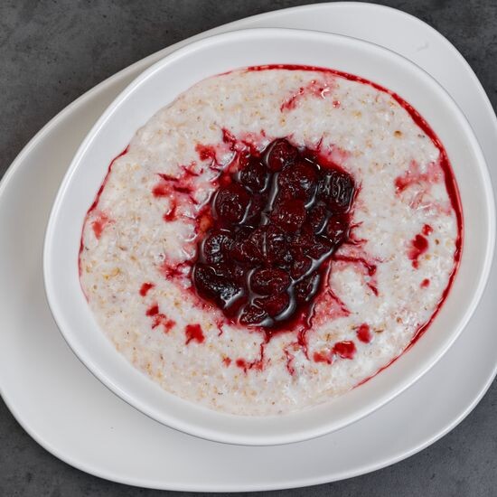 Завтрак «Овсяная каша с ягодным соусом»
