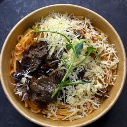 Спагетти с рваной говядиной и томатами черри