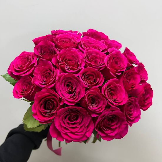 25 роз (малиновые 40 см) в пачке