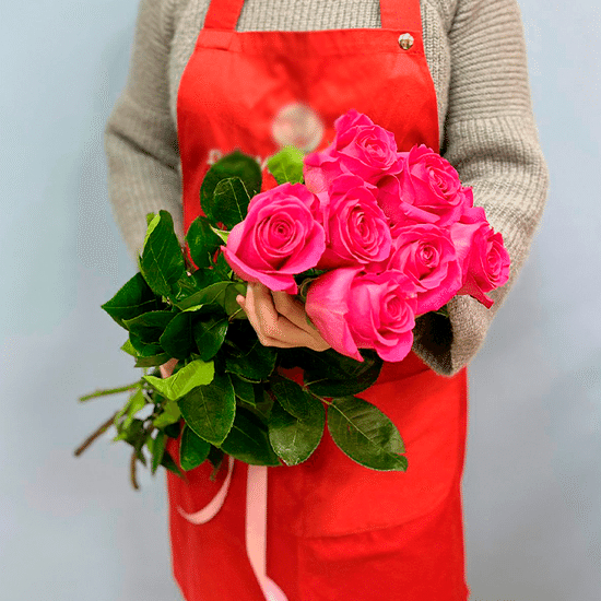 7 малиновых роз 60 см с лентой (э)