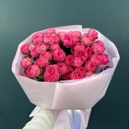 9 кустовых пионовидных роз Giselle с оформлением