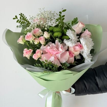 Букет 12 с французской розой, розами Мандала, гипсофиллой и зеленью