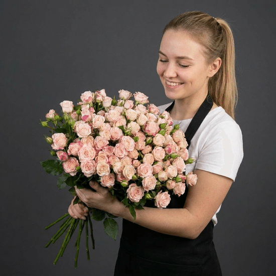 25 куст. роз (бело-розовые) с лентой