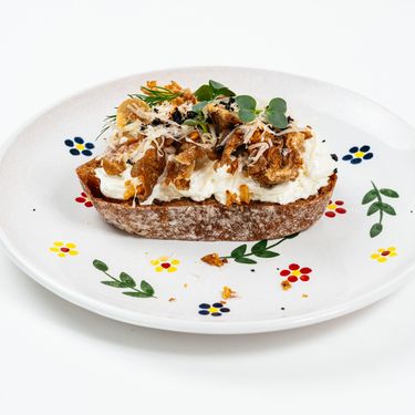 Луста с боровиками и вешенками на сметанном креме с сыром