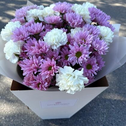 Коробка с аква боксом из белых диантусов с розовой ромашковой хризантемой