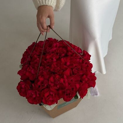 Коробка с аква боксом из 35 красных французских роз
